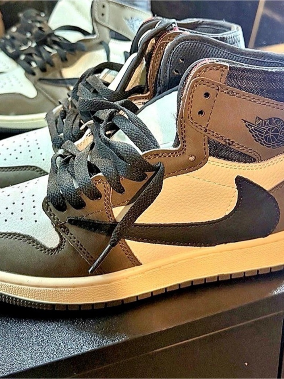 Travis Scott x Air Jordan 1 High Mocha Style Sneakers14